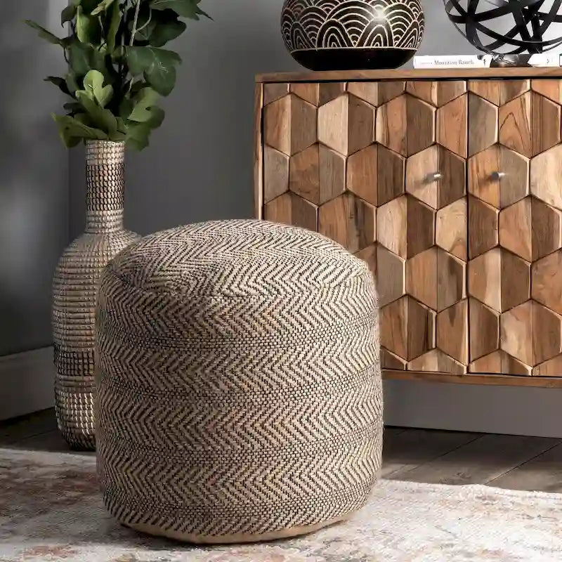 Pouf ottomano rotondo in juta intrecciata Chevron, poggiapiedi bohémien naturale