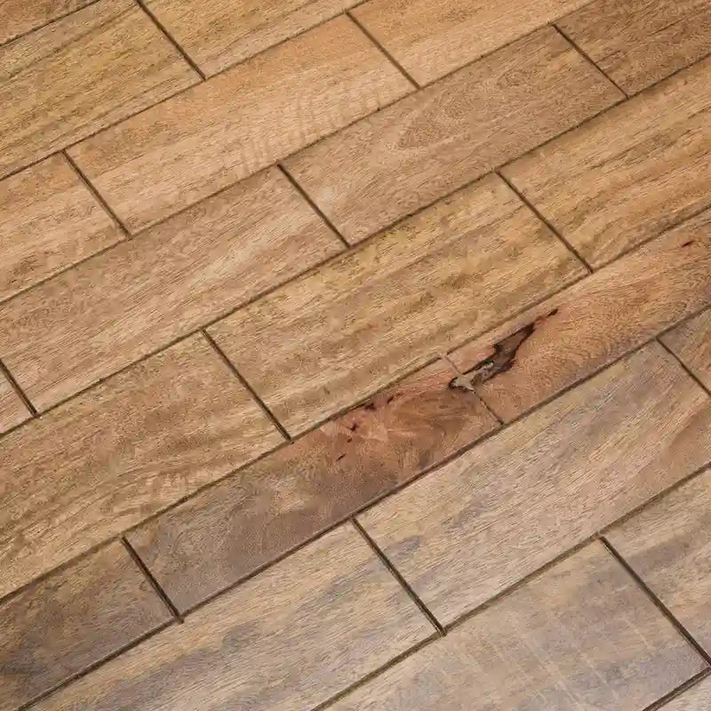 Tavolino da caffè rotondo in vimini a tamburo con piano in legno finitura sbiancata