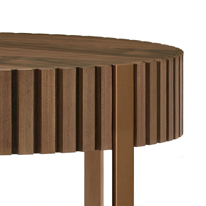 Tavolino rotondo con rilievo in legno e base in metallo