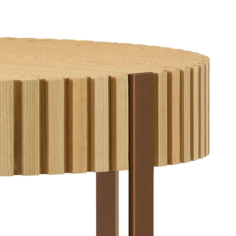 Tavolino rotondo con rilievo in legno e base in metallo