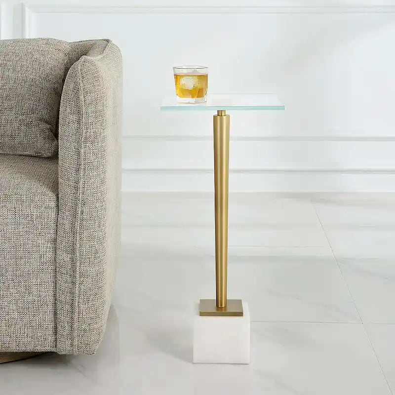 Tavolino Laterale in Vetro Temperato e Ferro Dorato con Base in Marmo Bianco Massiccio